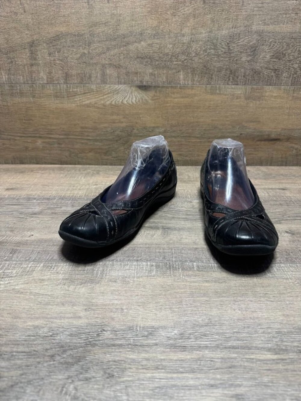 Clarks Crisscross Black Leather Low Heel Shoes Women's Size 10